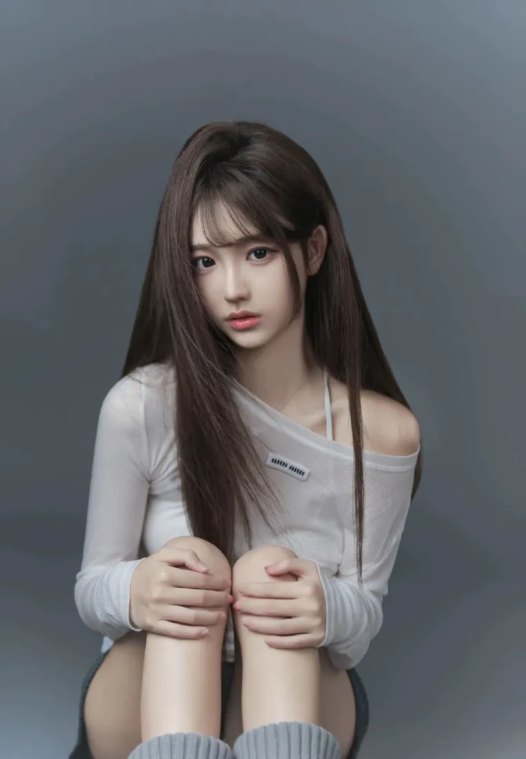 长发美女手机壁纸｜灰色背景图片 - 露肩上衣「哲风壁纸」