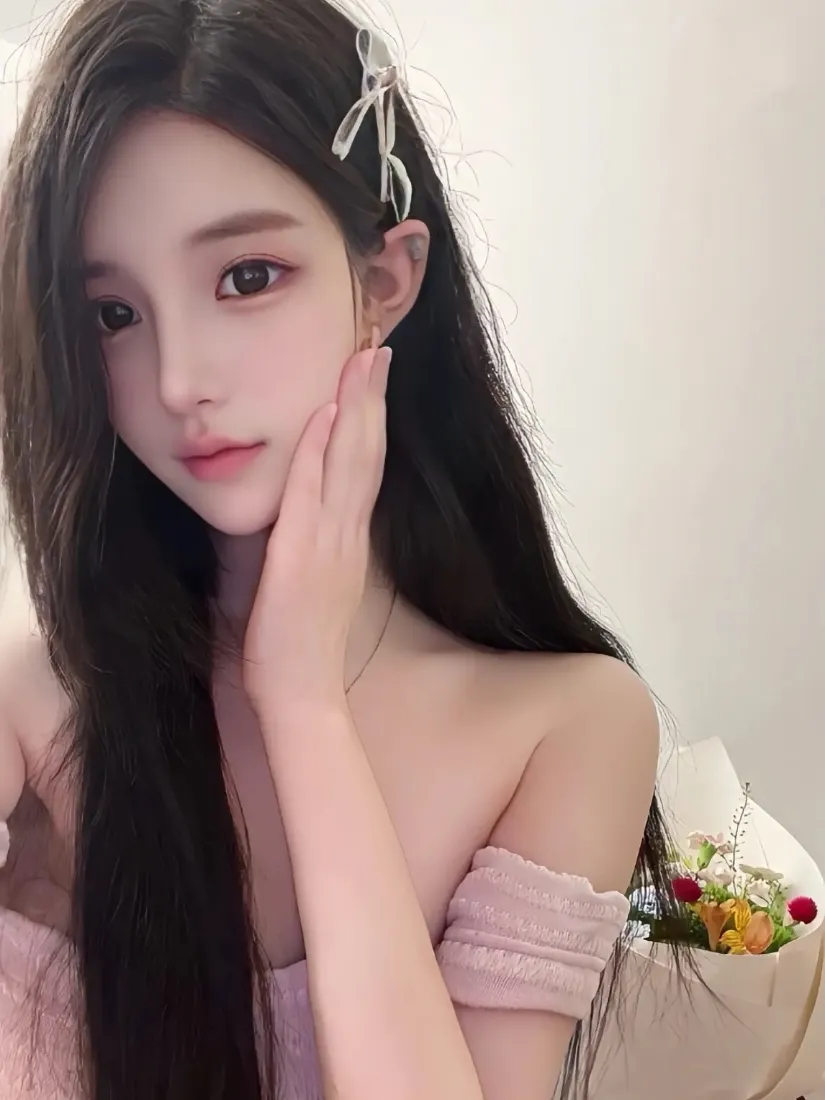 长发美女手机壁纸｜室内背景图片 - 粉色露肩装甜美「哲风壁纸」