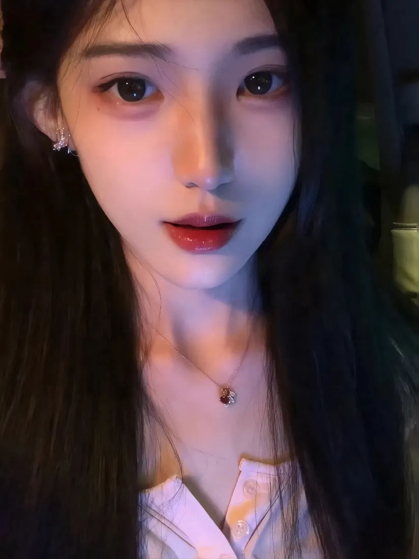 长发美女手机壁纸｜暗色背景图片 - 红唇美女「哲风壁纸」