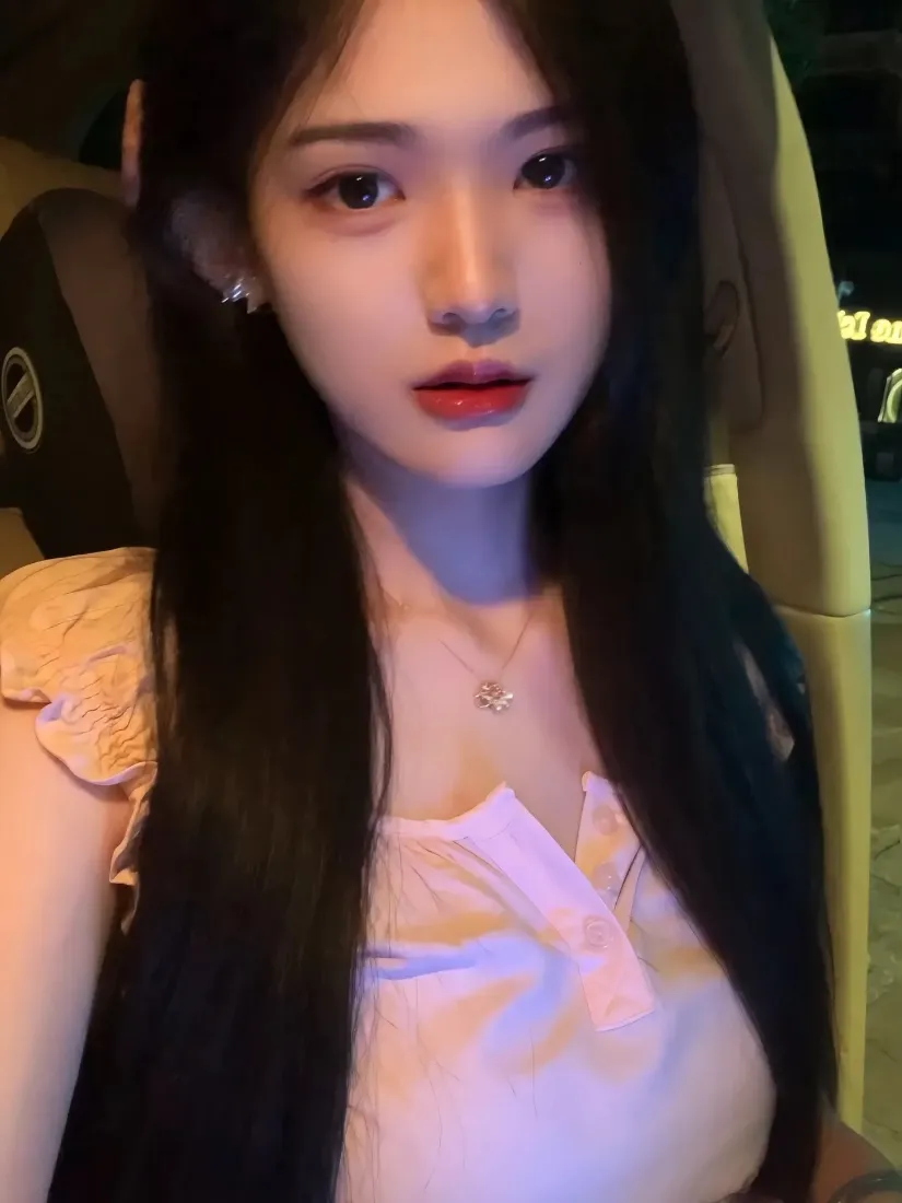 长发美女手机壁纸｜车内背景图片 - 浅色上衣「哲风壁纸」