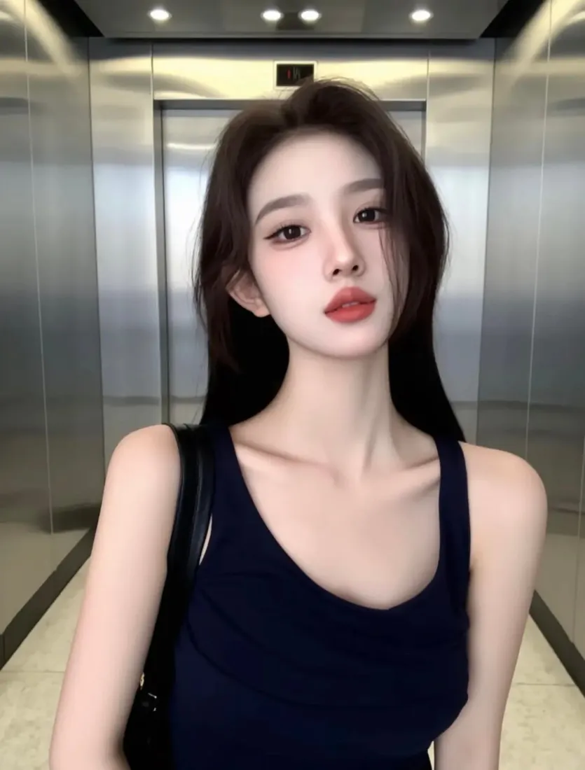 深蓝背心美女手机壁纸｜电梯背景图片 - 时尚穿搭「哲风壁纸」
