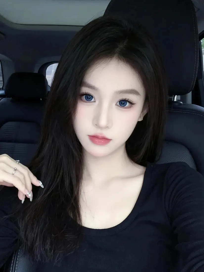 车内美女手机壁纸｜车内背景图片 - 黑色上衣美女「哲风壁纸」