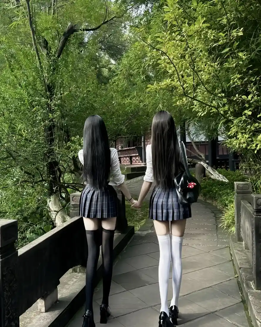 长发女孩手机壁纸｜林间小道背景图片 - 自然风景「哲风壁纸」