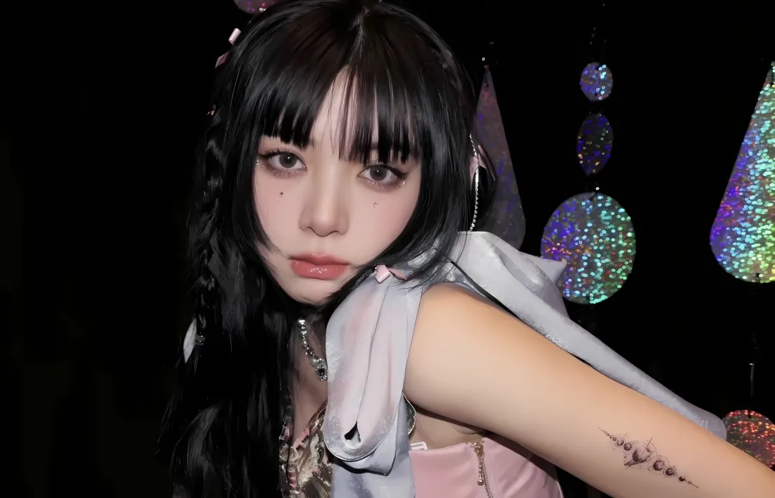 2k池田依来沙壁纸｜暗黑背景 - 粉色上衣 纹身「哲风壁纸」