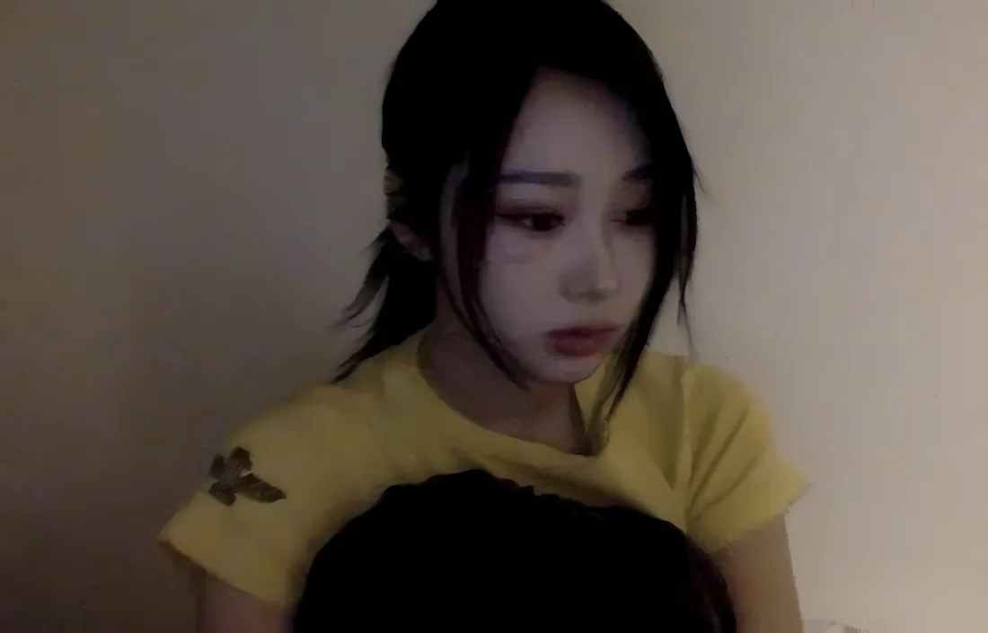 2k黄衣美女壁纸｜室内背景图片 - 马尾「哲风壁纸」