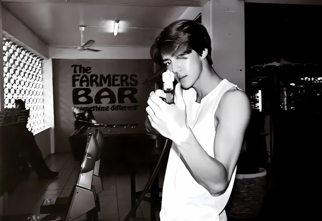 2k吴世勋壁纸｜黑白酒吧背景图片 - 肌肉型男「哲风壁纸」