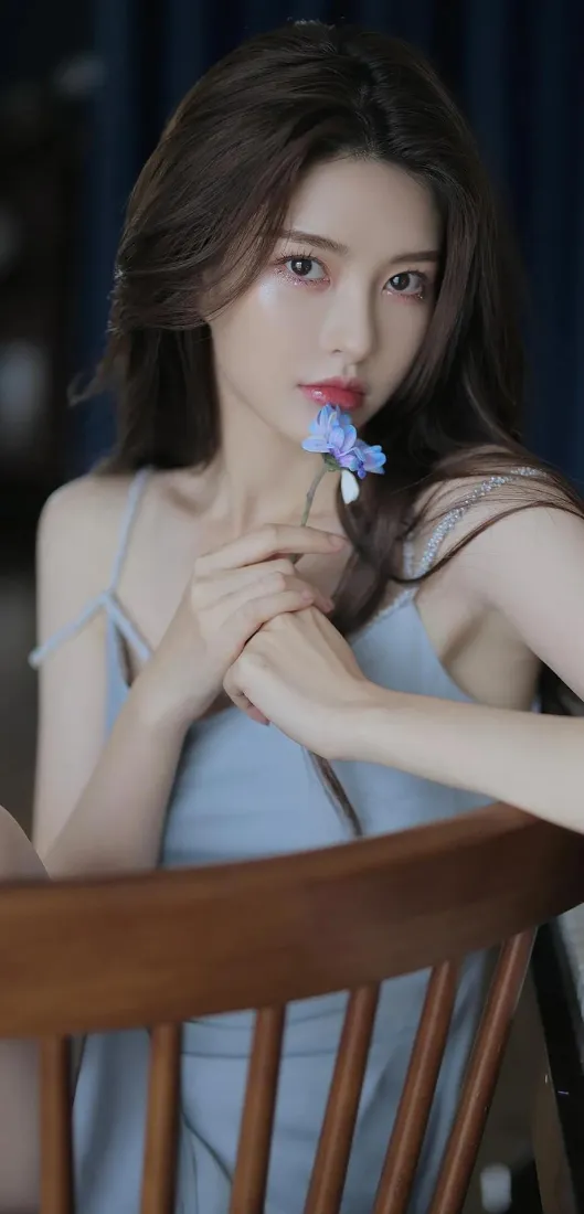 蓝衣美女手机壁纸｜室内背景图片 - 手持蓝花「哲风壁纸」