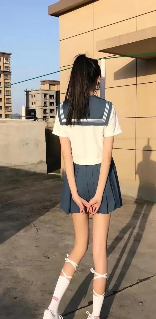 JK少女手机壁纸｜户外背景图片 - 水手服穿搭「哲风壁纸」