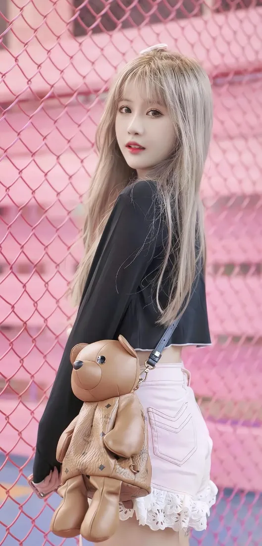 长发美女手机壁纸｜粉色背景图 - 白色短裙抱熊「哲风壁纸」