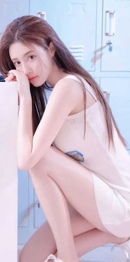 白衣美女手机壁纸｜浅蓝色背景图片 - 清新室内「哲风壁纸」