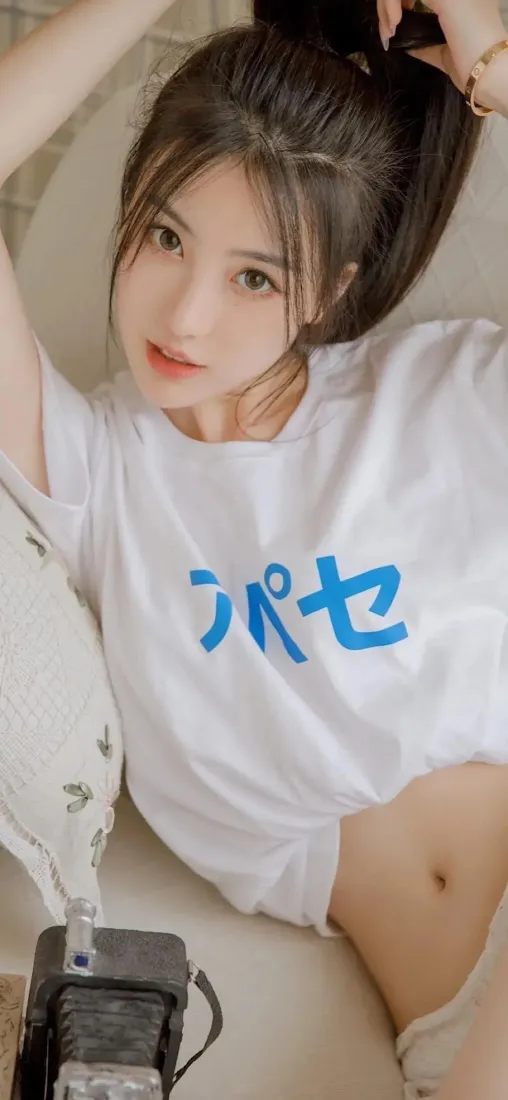 白衣美女手机壁纸｜居家背景图片 - 蓝色文字T恤「哲风壁纸」