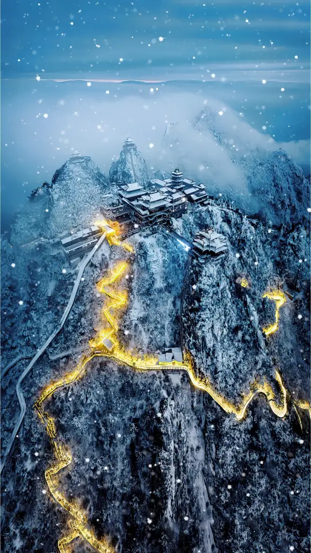 老君山雪景手机壁纸｜雪夜背景图 - 金色步道山峦「哲风壁纸」
