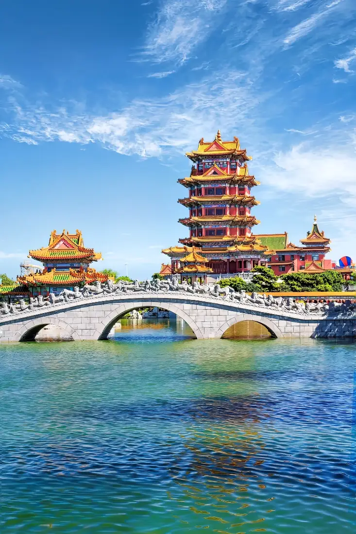 蓬莱阁手机壁纸｜蓬莱阁背景图片 - 古建筑石桥湖水蓝天白云「哲风壁纸」