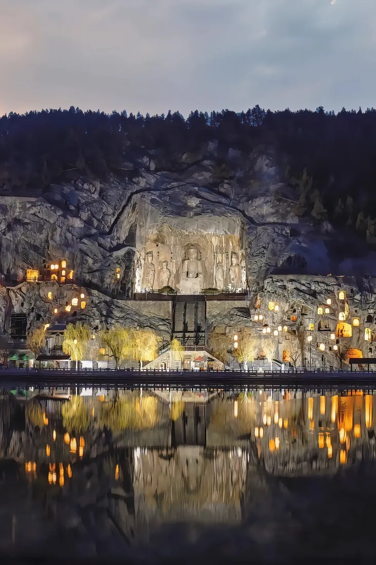 石窟夜景手机壁纸｜景区背景 - 山水灯光倒影「哲风壁纸」