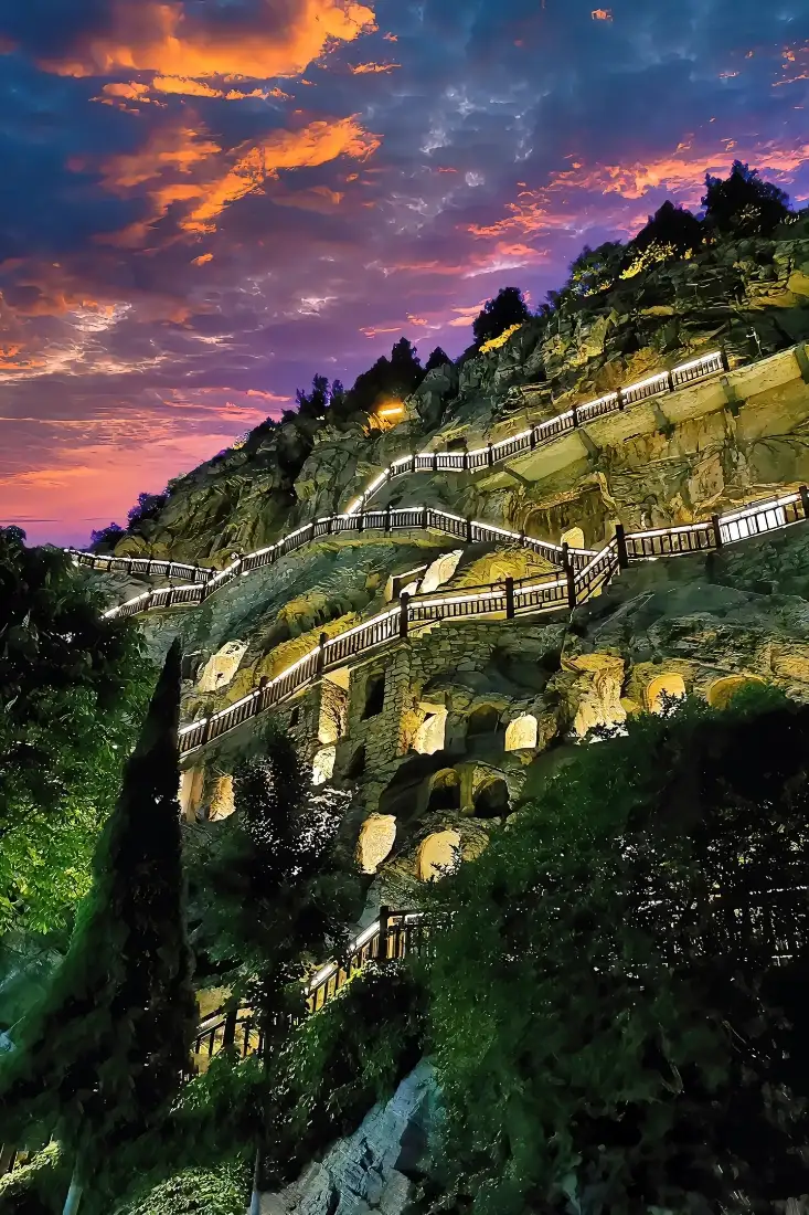 石窟景区手机壁纸｜夜景背景图片 - 晚霞山体绿植「哲风壁纸」