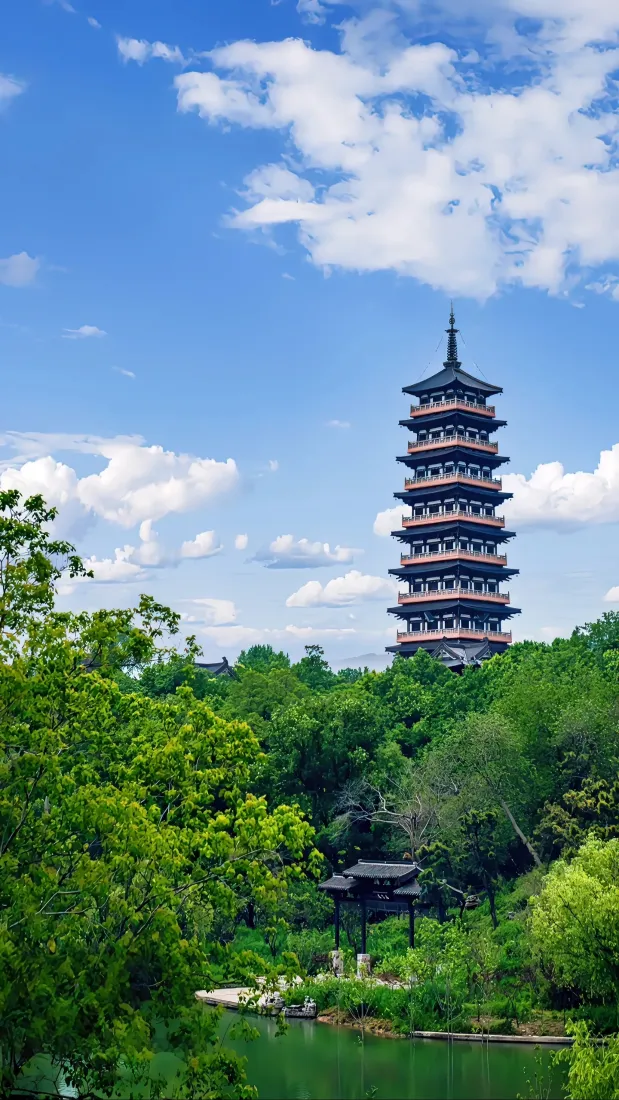 宝塔手机壁纸｜自然风景背景图片 - 蓝天湖泊绿树「哲风壁纸」