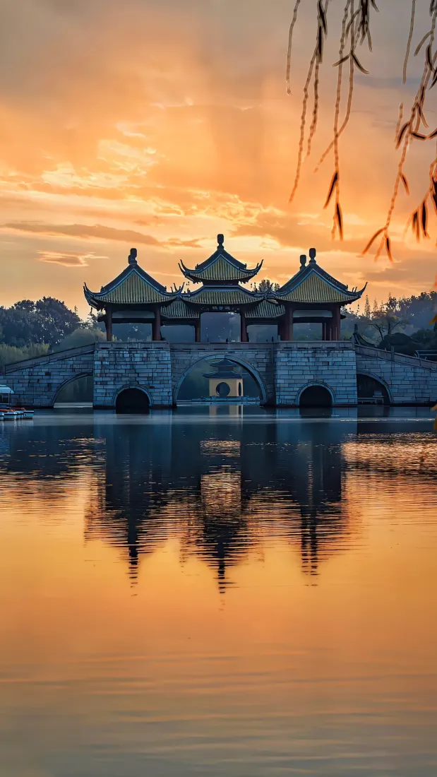 古建筑湖泊手机壁纸｜夕阳背景图片 - 黄昏倒影「哲风壁纸」