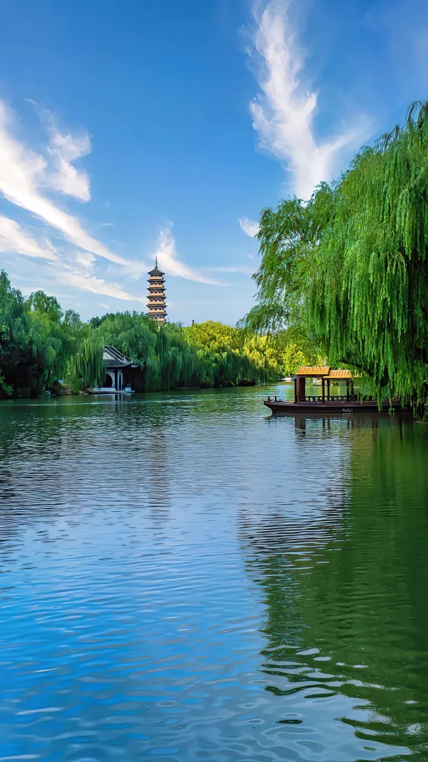 自然风景手机壁纸｜湖泊柳树背景图 - 宝塔游船蓝天水乡「哲风壁纸」