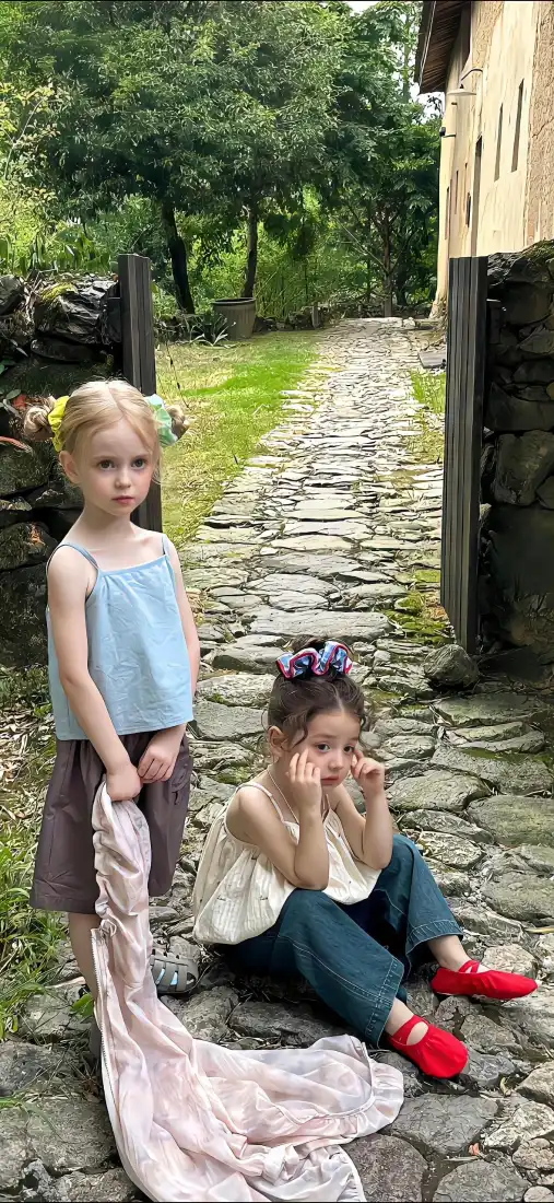 欧美小女孩手机壁纸｜乡村石板路背景图片 - 田园风「哲风壁纸」