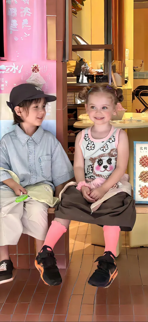 欧美可爱小孩手机壁纸｜温馨店铺背景 - 童趣伙伴「哲风壁纸」