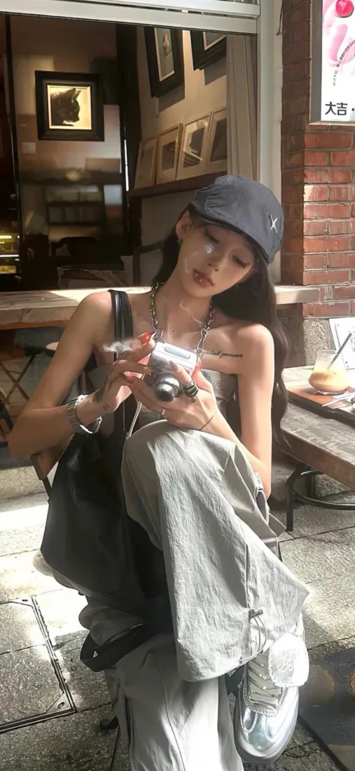 戴棒球帽的美女手机壁纸｜咖啡厅背景图片 - 相机「哲风壁纸」