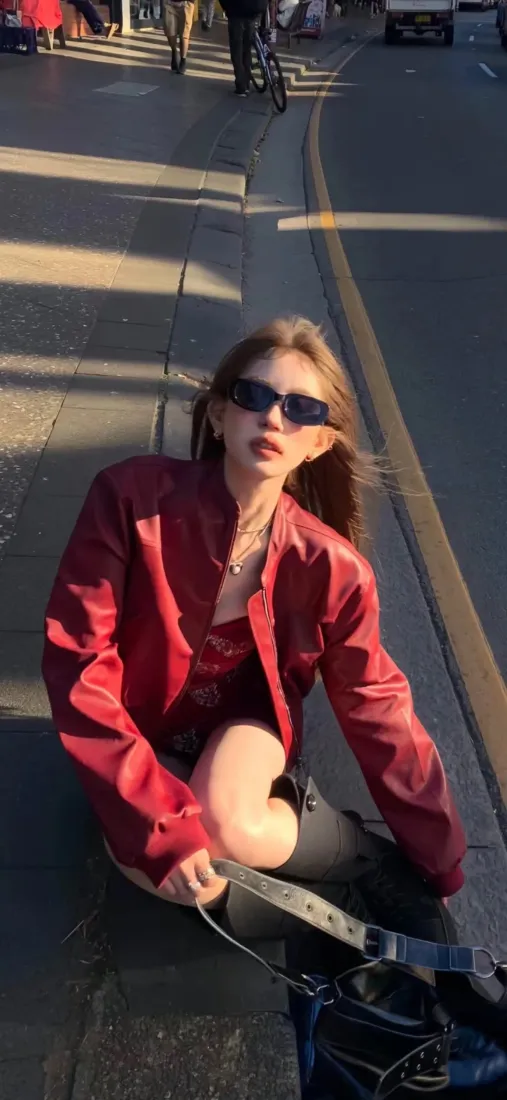 红衣美女手机壁纸｜街道背景图片 - 红色皮衣墨镜「哲风壁纸」