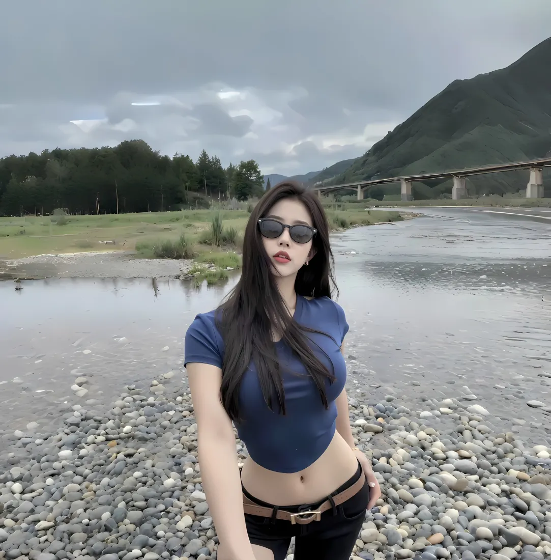 美女手机壁纸｜河边背景图片 - 蓝上衣墨镜鹅卵石「哲风壁纸」