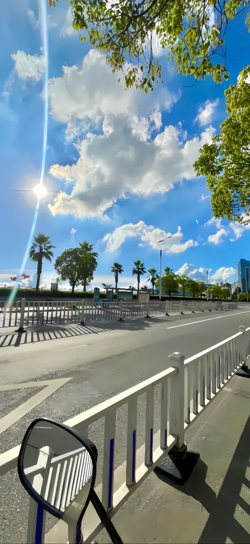 自然风景手机壁纸｜蓝天背景图 - 白云道路绿植街景「哲风壁纸」