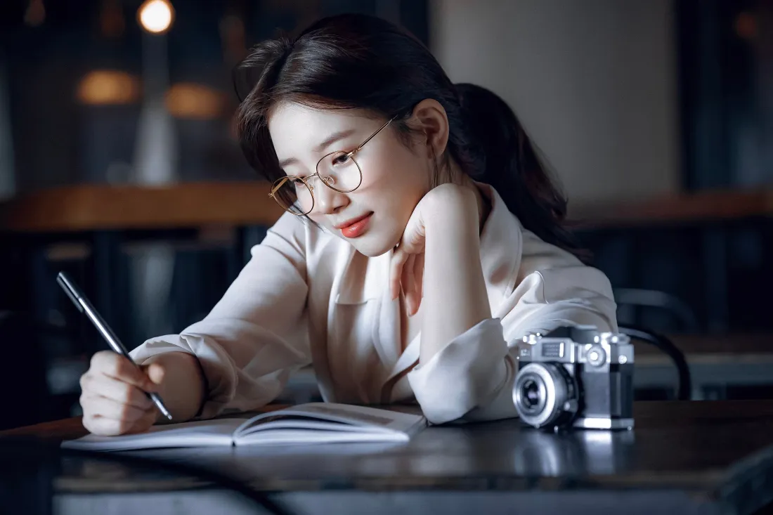 4k戴眼镜女生壁纸｜室内背景图 - 写字 相机 白衬衫「哲风壁纸」