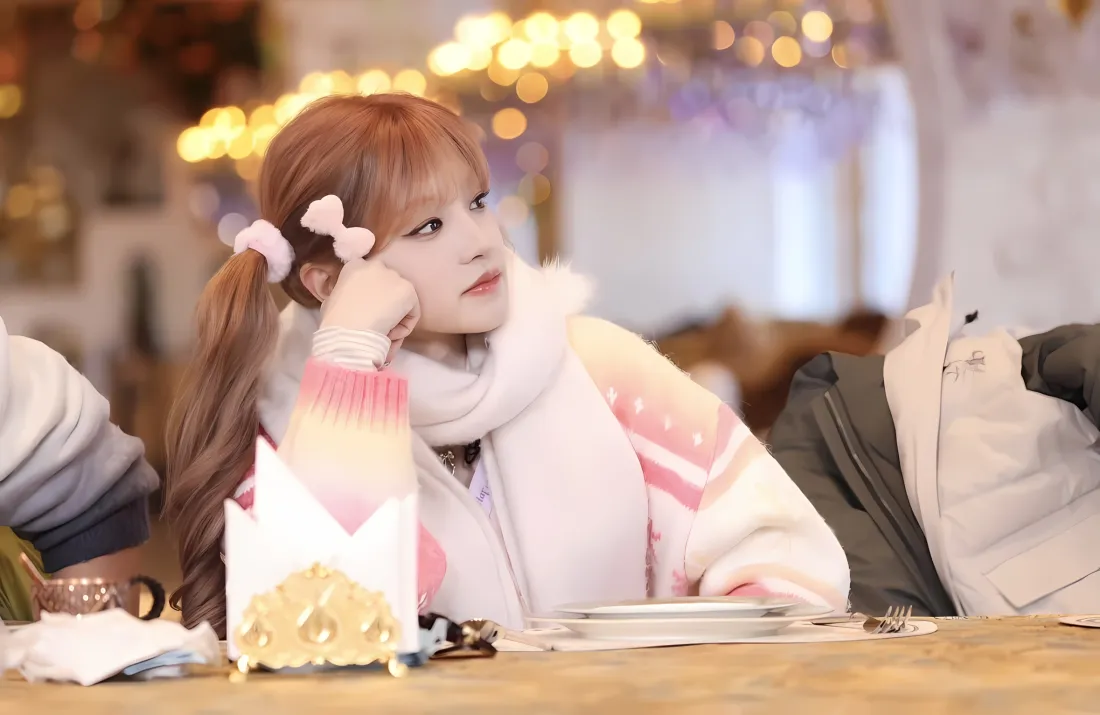 2k宋雨琦壁纸｜暖光室内背景图 - 侧马尾蝴蝶发卡「哲风壁纸」