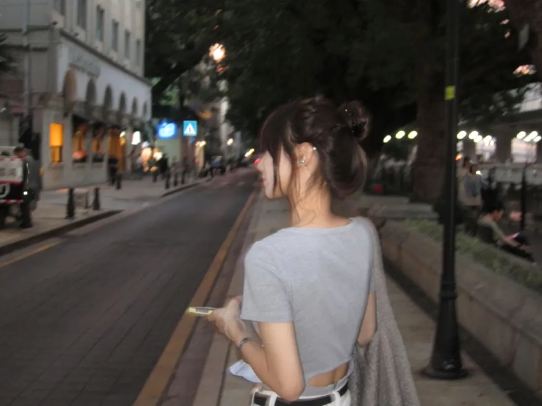 20k灰衣美女壁纸｜夜晚街道背景图片 - 都市夜景「哲风壁纸」