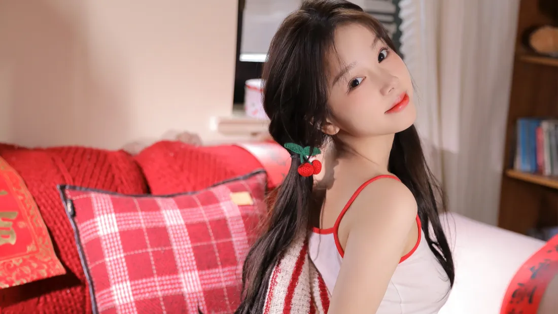 4k家居少女壁纸｜红格抱枕背景图 - 樱桃发饰「哲风壁纸」