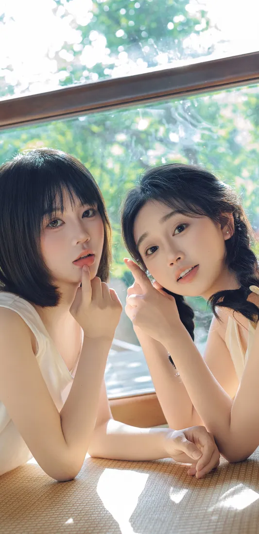 可爱女孩手机壁纸｜窗台背景图 - 闺蜜绿植阳光「哲风壁纸」