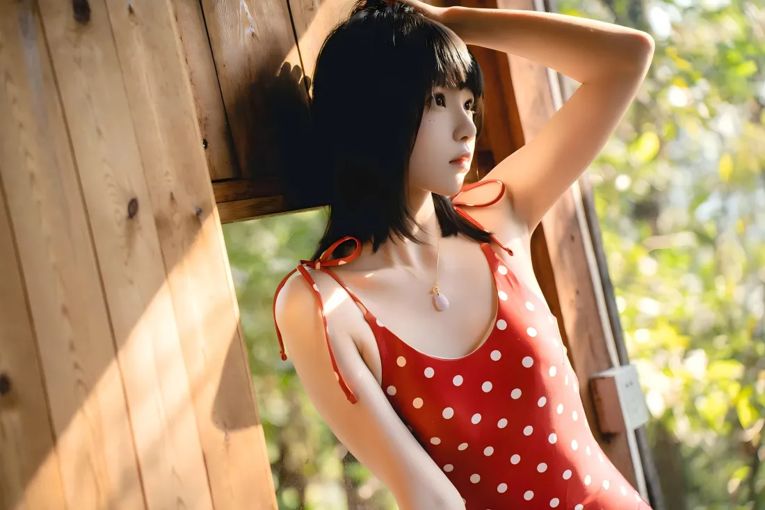 7k红衣美女泳衣壁纸｜木质绿植背景 - 夏日写真「哲风壁纸」