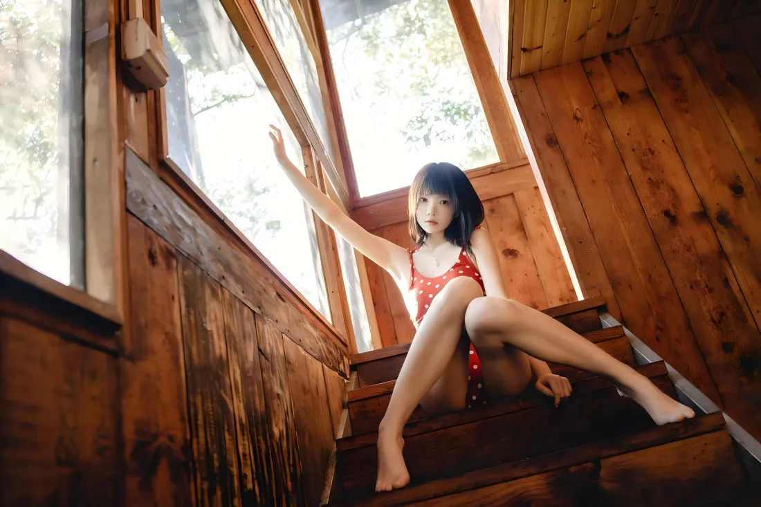 7k红衣泳衣美女壁纸｜木屋室内背景图片 - 性感写真「哲风壁纸」