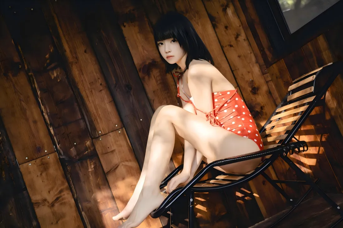 7k红衣美女壁纸｜木质背景图片 - 泳衣写真「哲风壁纸」
