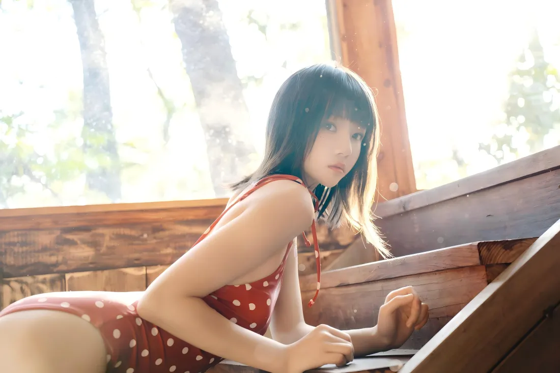 7k日系少女泳衣写真壁纸｜室内木质背景 - 阳光「哲风壁纸」