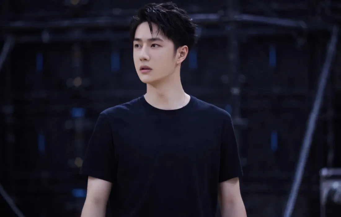 2k王一博壁纸｜简约背景图片 - 帅气黑色T恤「哲风壁纸」