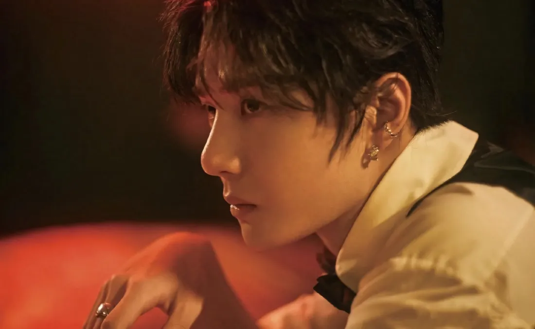 2k王一博壁纸｜暖光背景图片 - 侧颜白衬衫耳饰「哲风壁纸」