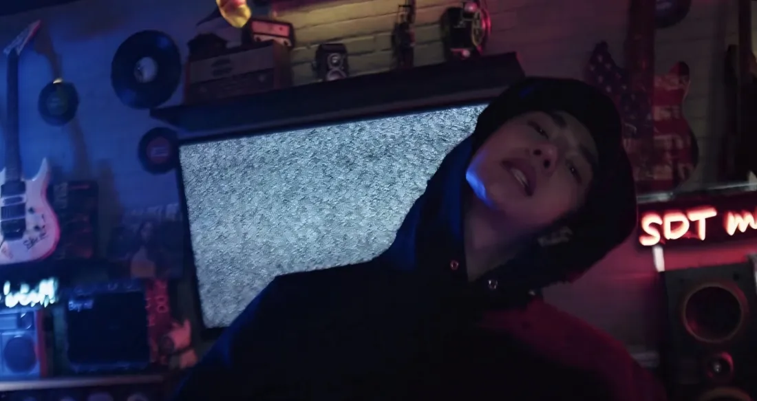 2k王一博壁纸｜复古暗黑背景图片 - 痞帅潮流穿搭「哲风壁纸」