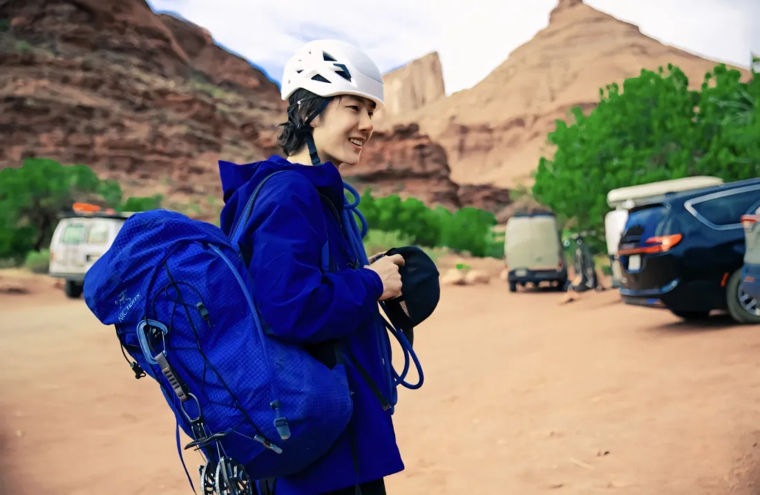 2k户外探险壁纸｜红色岩石背景 - 蓝色外套头盔背包「哲风壁纸」