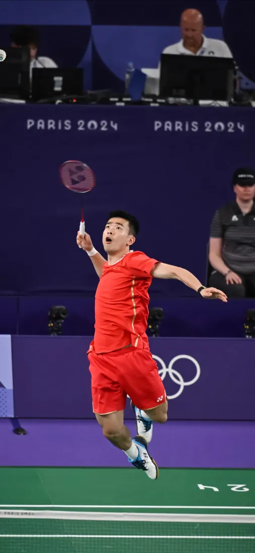 郑思维手机壁纸｜羽毛球赛场背景图片 - 红色运动服「哲风壁纸」