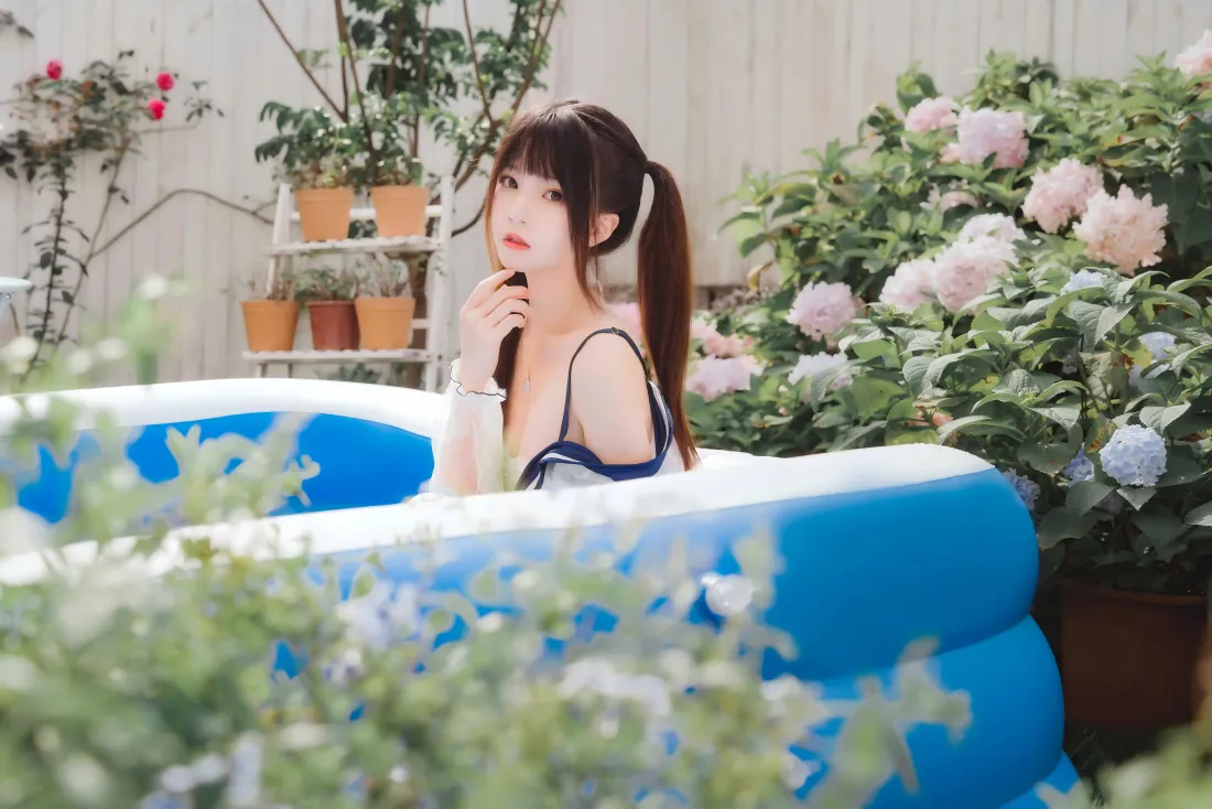 8k双马尾美女壁纸｜花园泳池背景图片 - 比基尼「哲风壁纸」