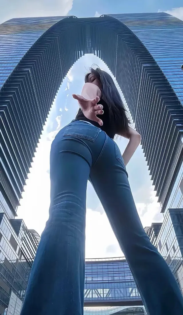 都市女性手机壁纸｜高楼背景图片 - 时尚穿搭 仰视视角「哲风壁纸」