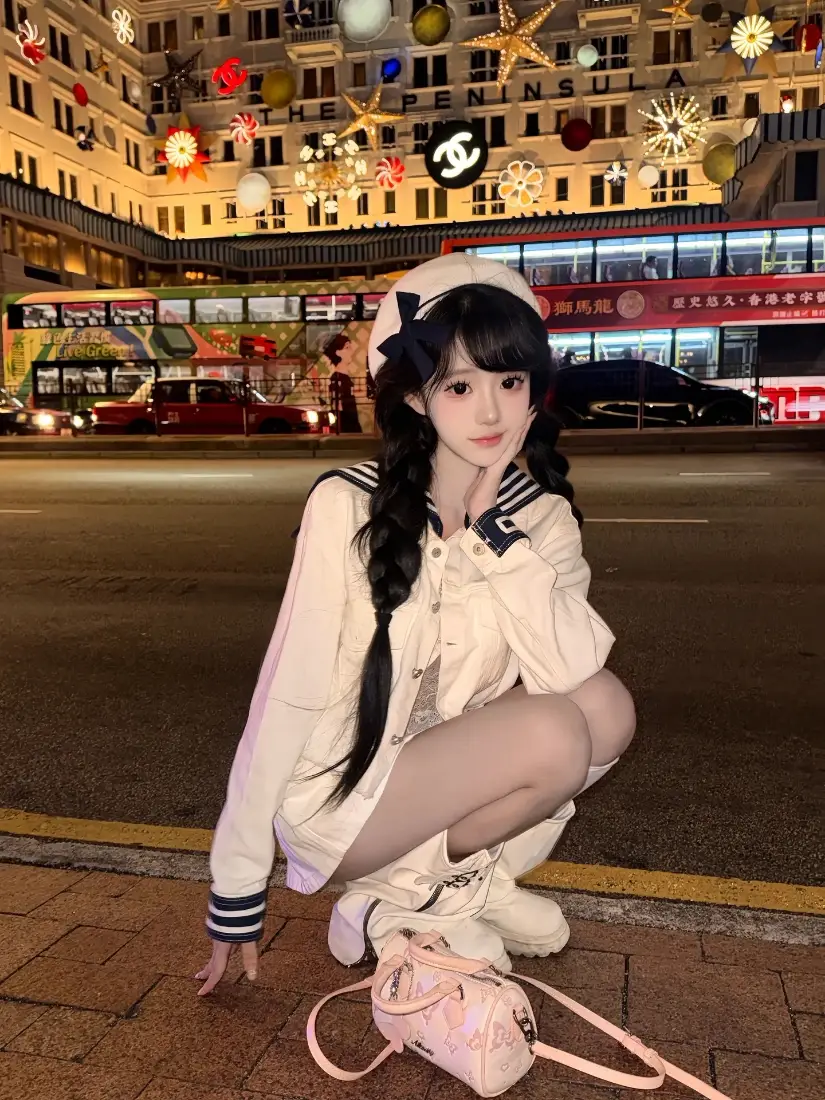 水手服美女手机壁纸｜夜晚街道背景图 - 粉色包包「哲风壁纸」