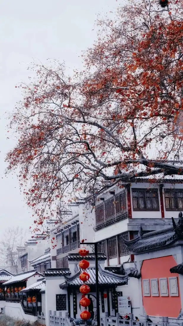 北京雪景手机壁纸｜古建筑背景图 - 红灯笼白墙黑瓦「哲风壁纸」
