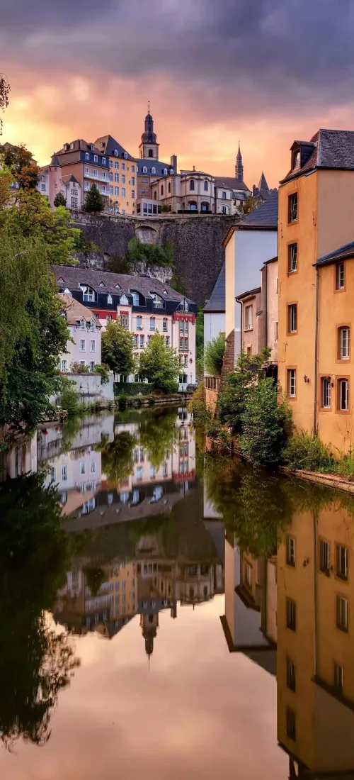 卢森堡小镇手机壁纸｜黄昏背景图片 - 河流建筑倒影「哲风壁纸」