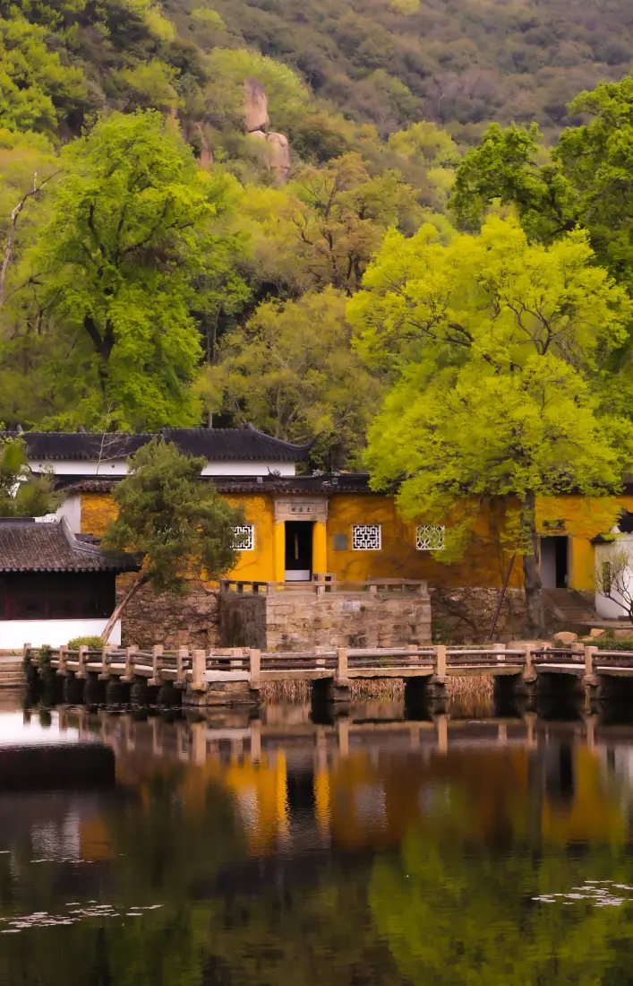 寺庙风景手机壁纸｜山水背景图片 - 绿树湖水倒影「哲风壁纸」