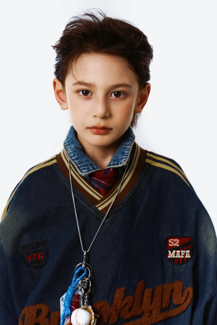 萌娃手机壁纸｜潮服背景图片 - 帅气小男孩「哲风壁纸」