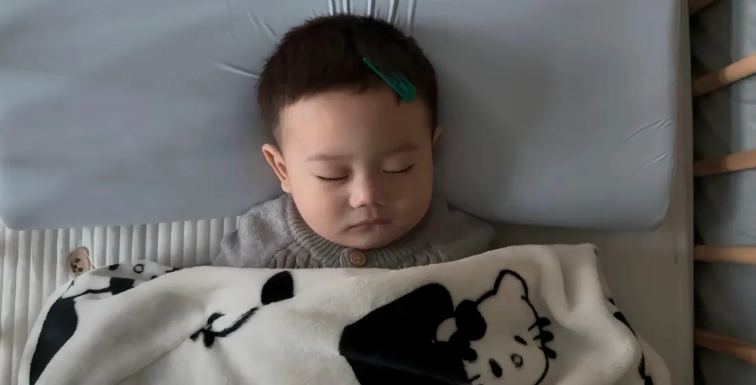 2kHello Kitty毯子小孩睡觉壁纸｜灰床背景 - 温馨「哲风壁纸」